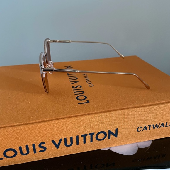 Aldo sunglasses with a Michael Kors case - Picture 5 of 9